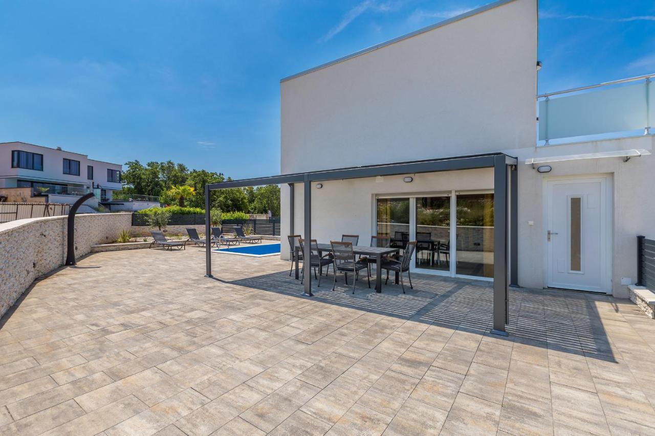 Holiday House Sunlight With Heated Pool Malinska Extérieur photo