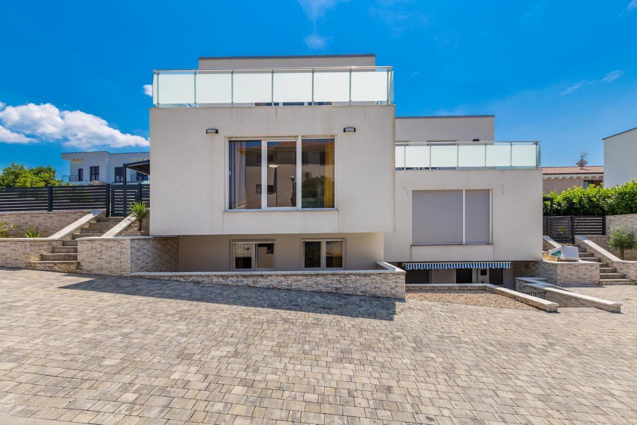 Holiday House Sunlight With Heated Pool Malinska Extérieur photo