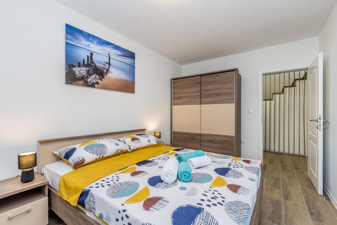 Holiday House Sunlight With Heated Pool Malinska Extérieur photo
