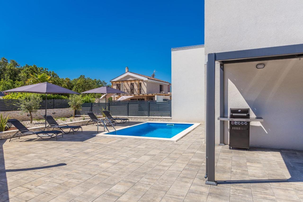 Holiday House Sunlight With Heated Pool Malinska Extérieur photo