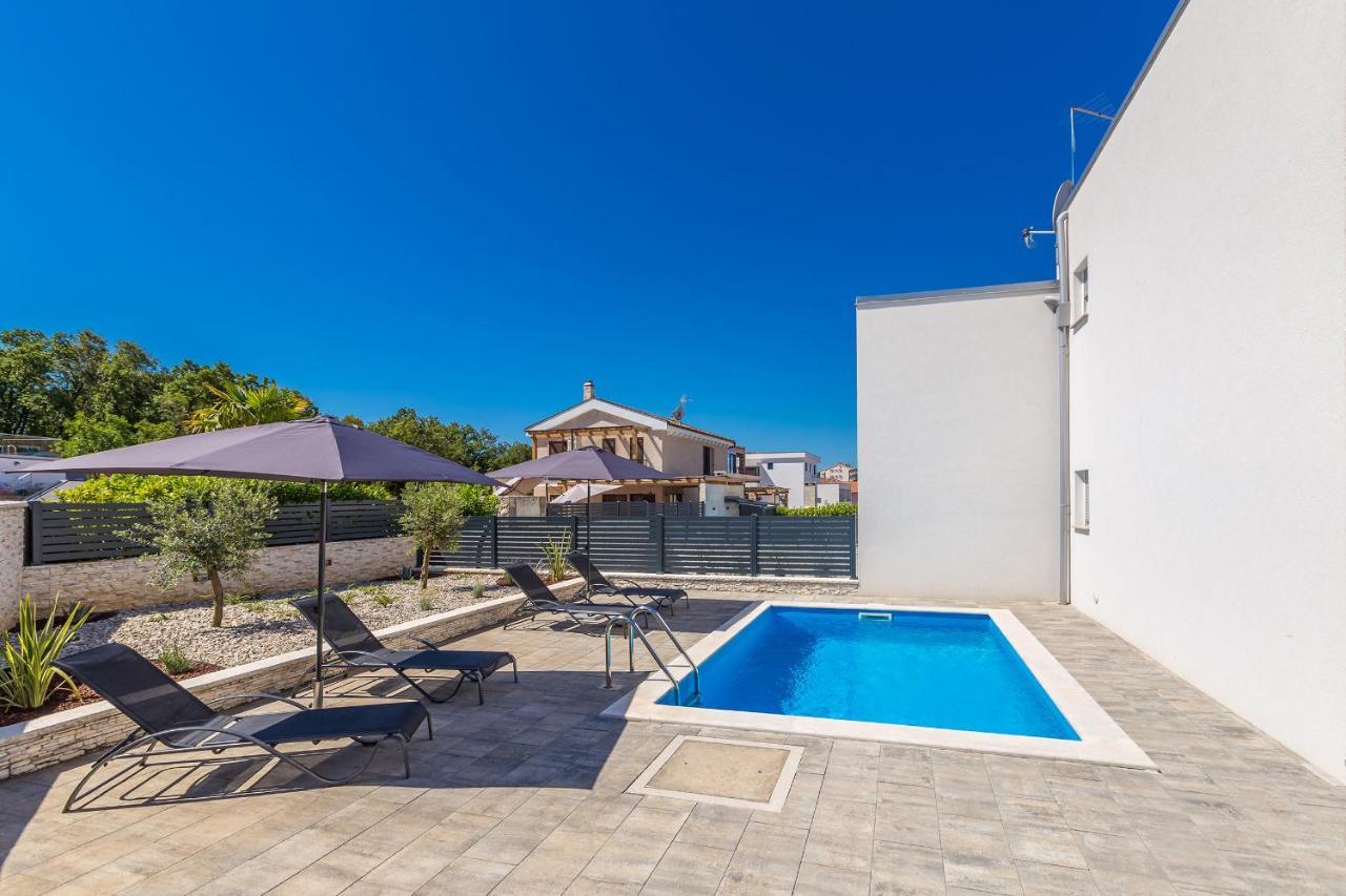 Holiday House Sunlight With Heated Pool Malinska Extérieur photo