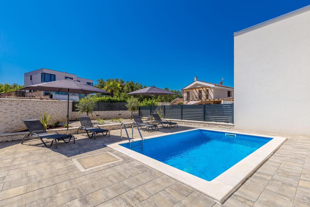 Holiday House Sunlight With Heated Pool Malinska Extérieur photo