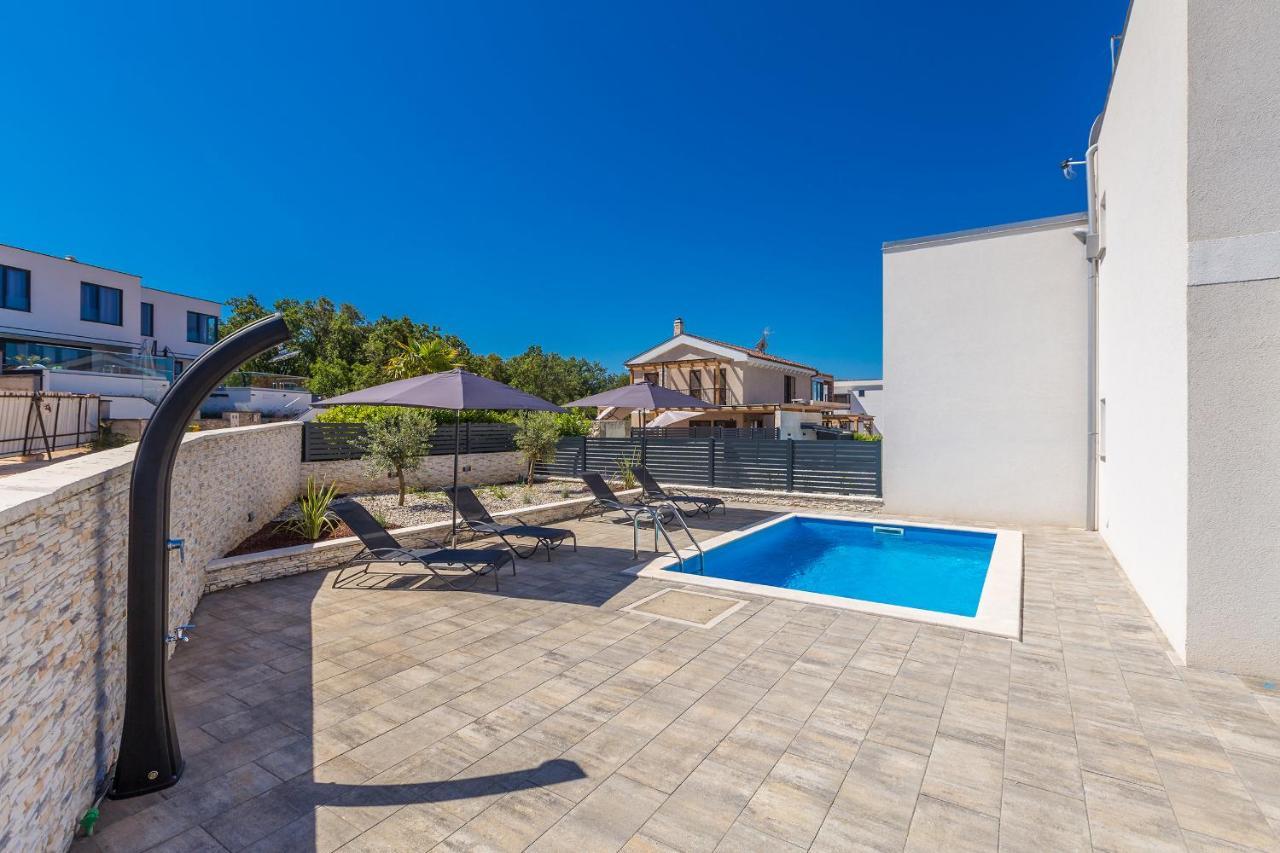 Holiday House Sunlight With Heated Pool Malinska Extérieur photo