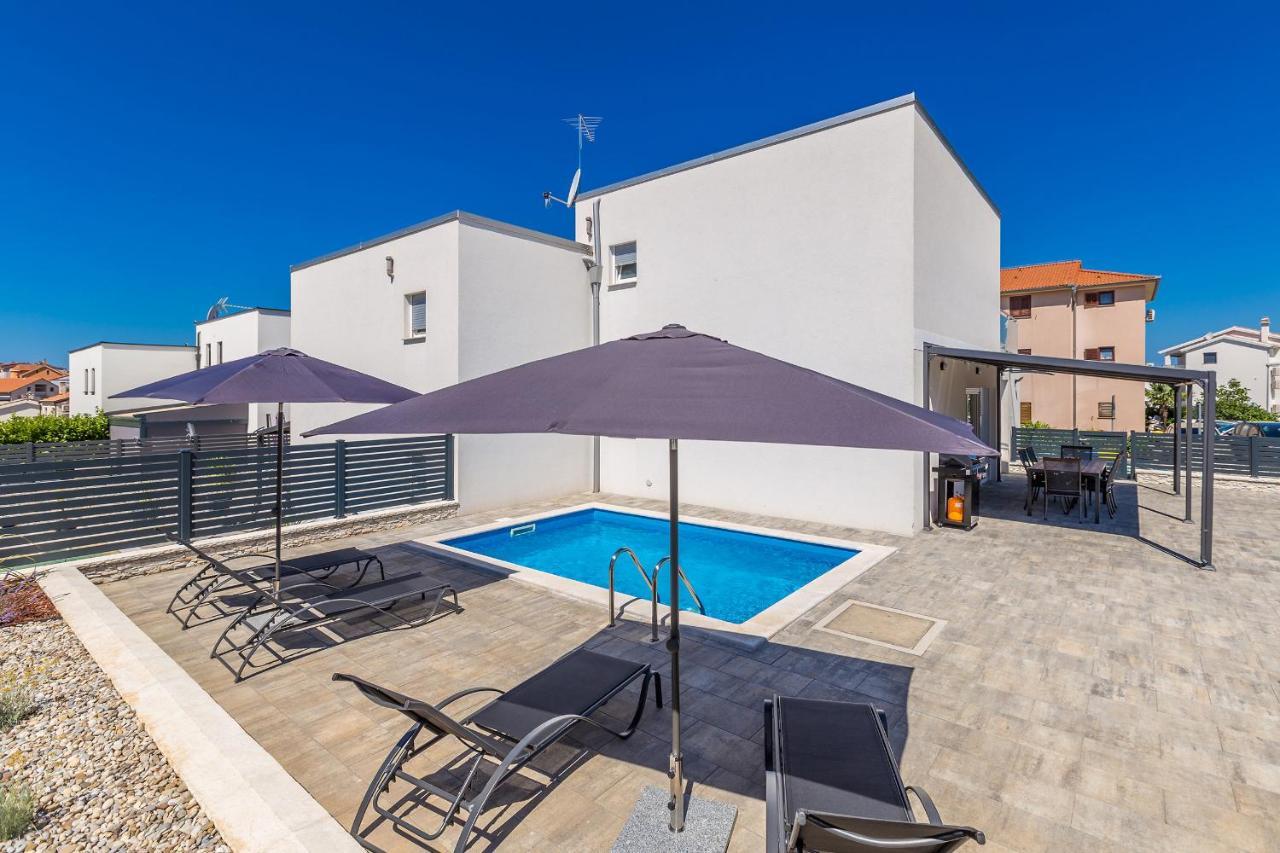 Holiday House Sunlight With Heated Pool Malinska Extérieur photo