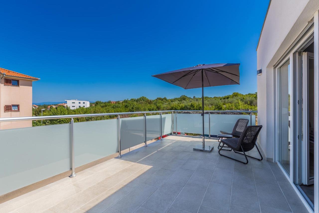 Holiday House Sunlight With Heated Pool Malinska Extérieur photo
